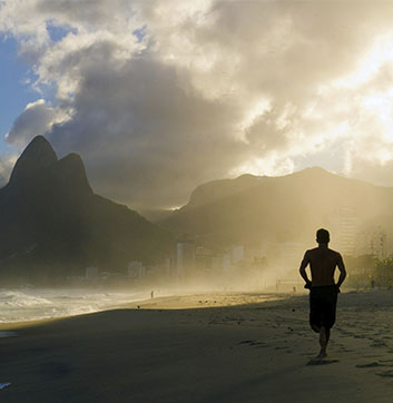 LES PIEDS DANS LE SABLE AVEC LES ENFANTS